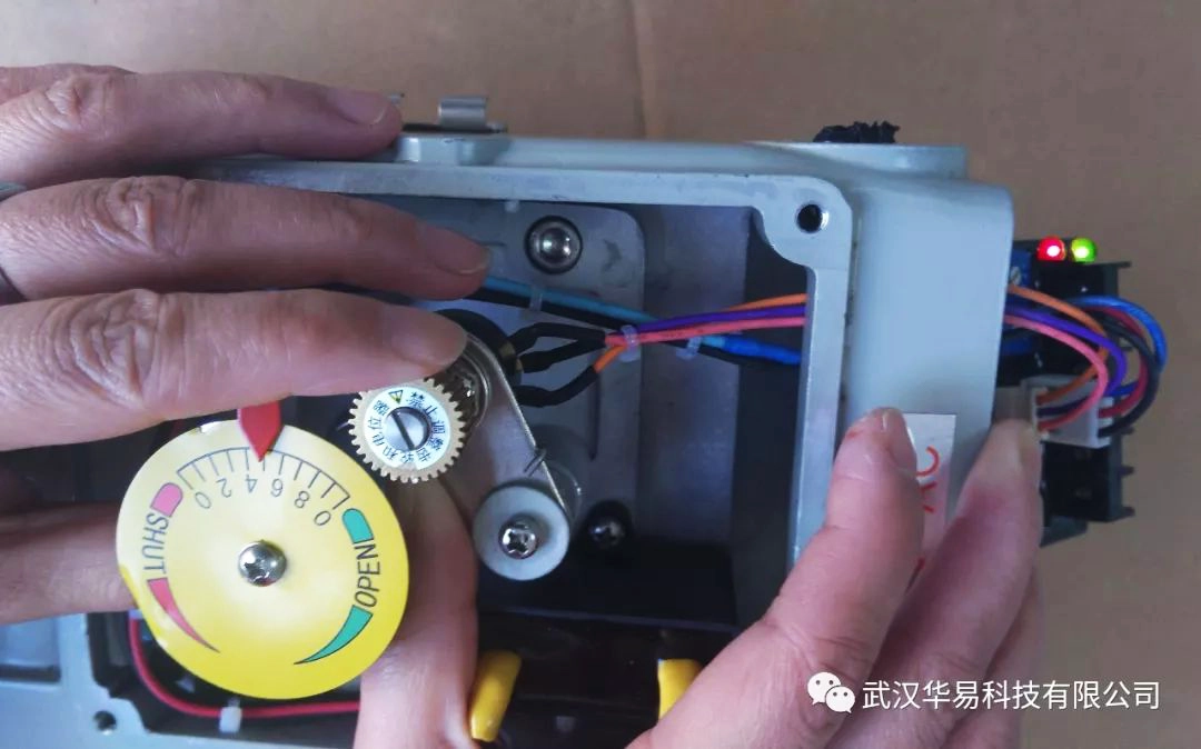 设置电动执行器的中位